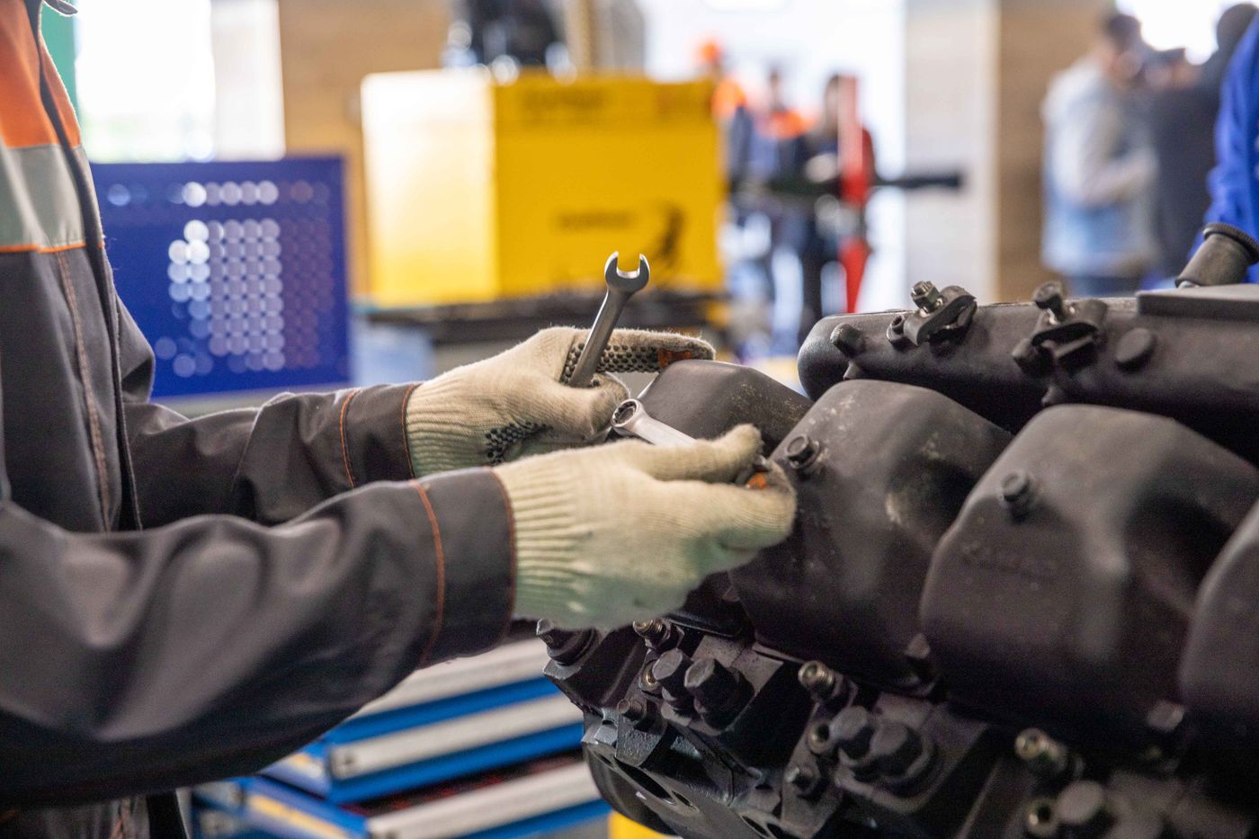 Meccanico al lavoro su un motore in officina