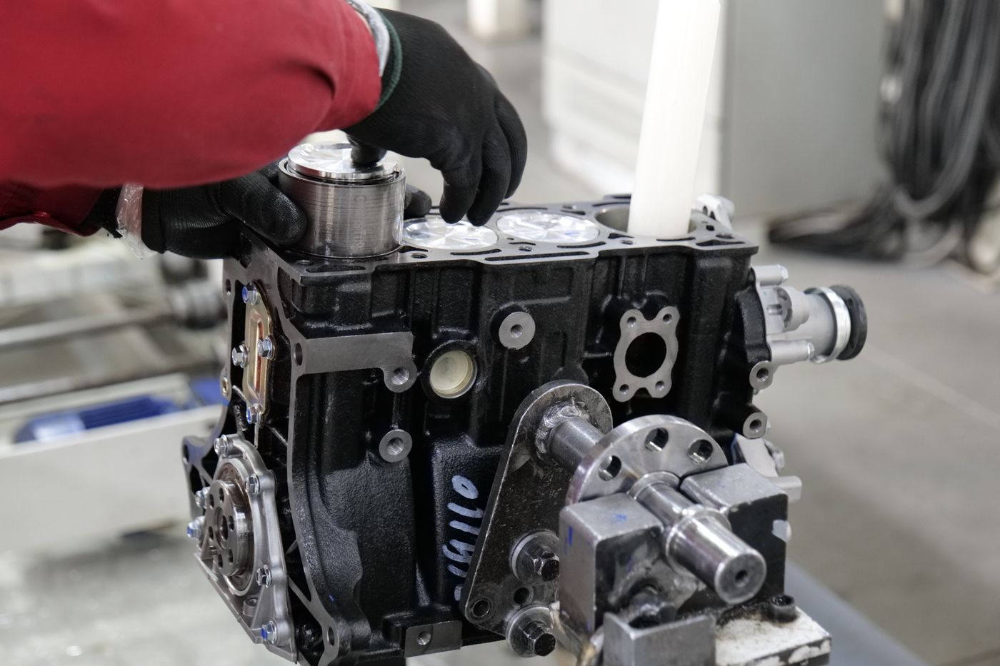 Tecnico durante il controllo di un motore